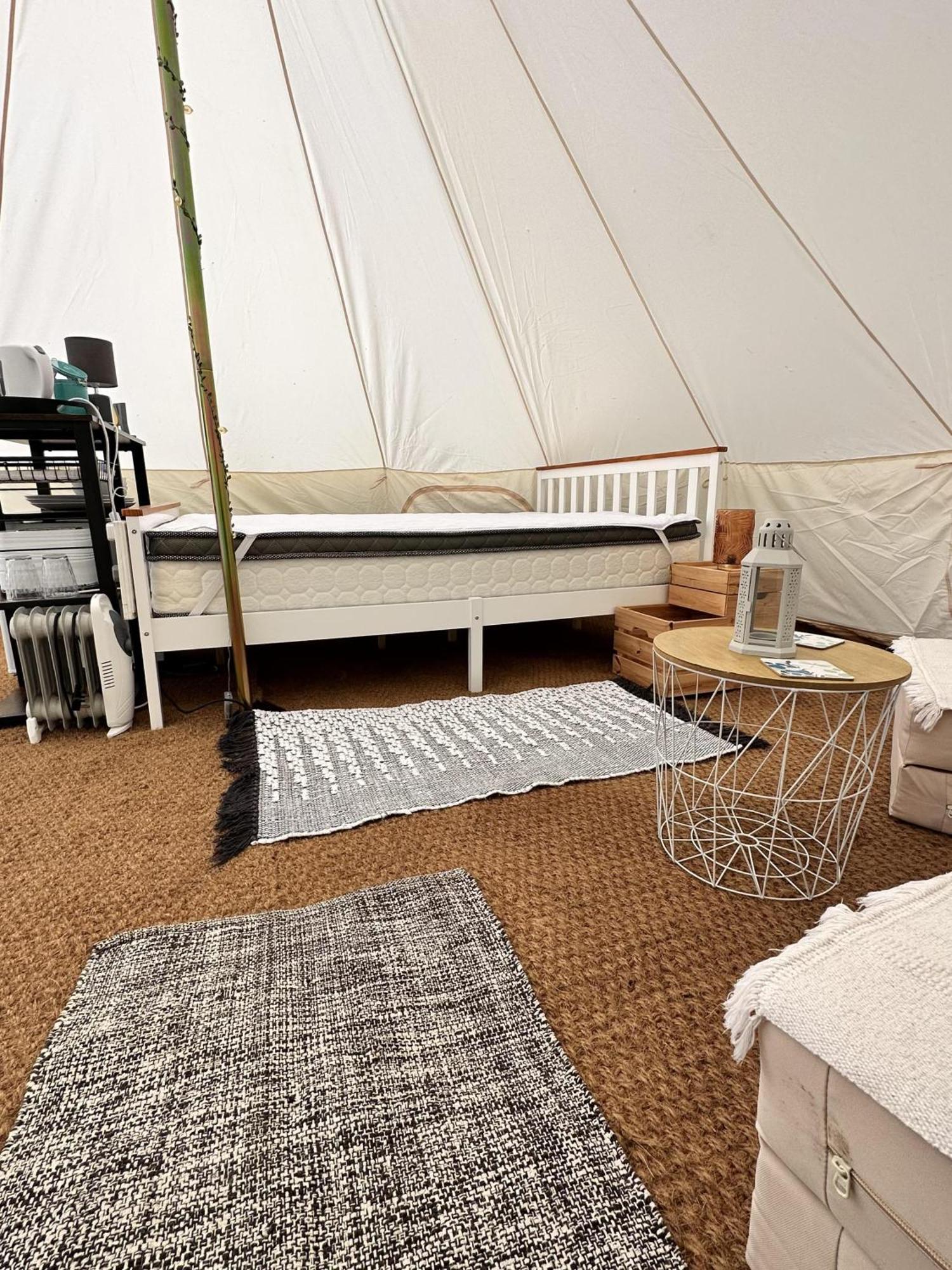 Spacious Bell Tent At Herigerbi Park Lincolnshire Grantham Exterior foto