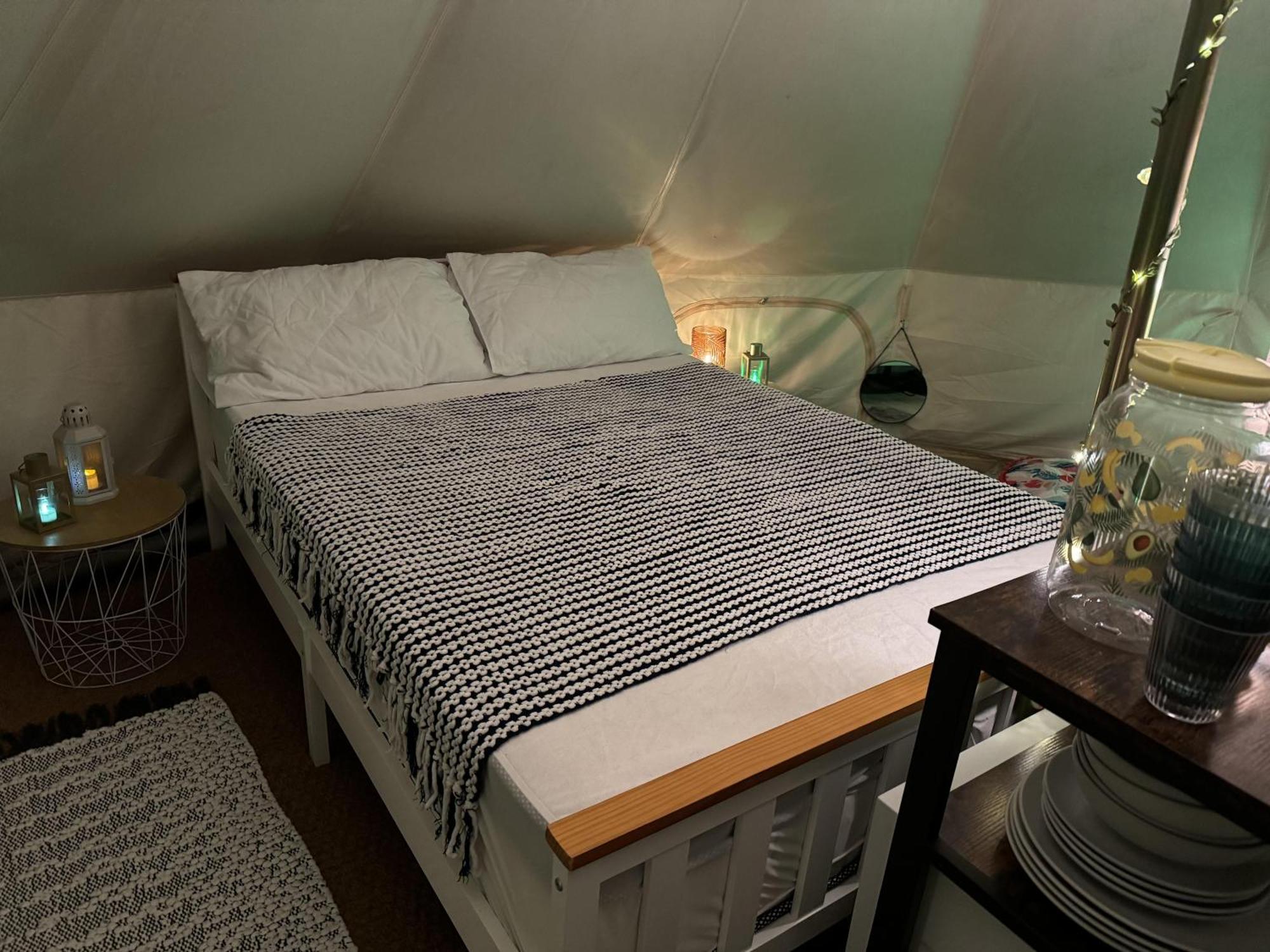 Spacious Bell Tent At Herigerbi Park Lincolnshire Grantham Exterior foto