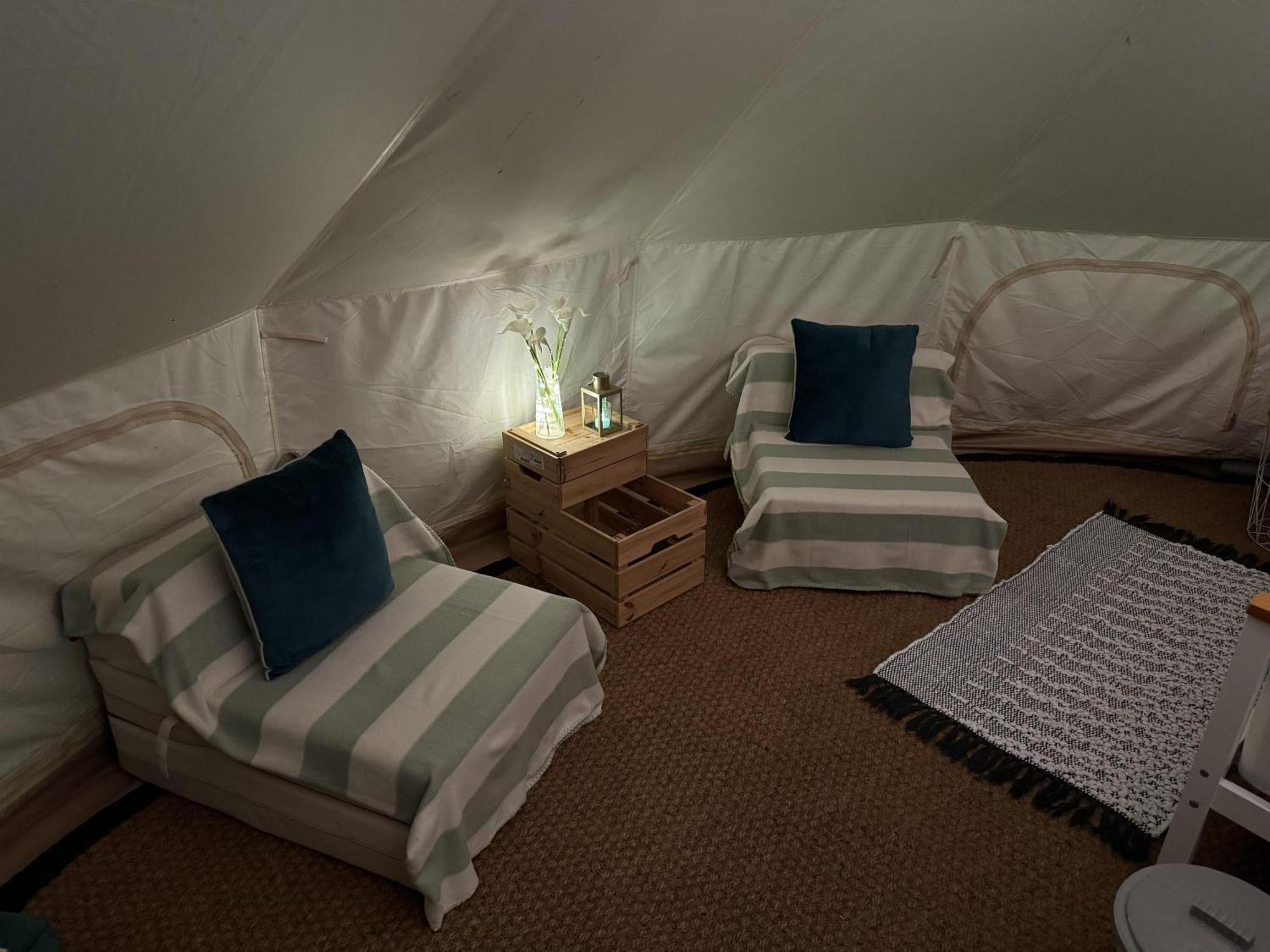 Spacious Bell Tent At Herigerbi Park Lincolnshire Grantham Exterior foto